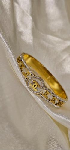 أساور ماركة شانيل درجة اولى مختوم اسم الماركة  مقاس ١٧