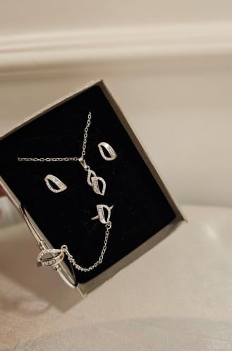 طقم أطفال مطلي ذهب فصوص زيركون