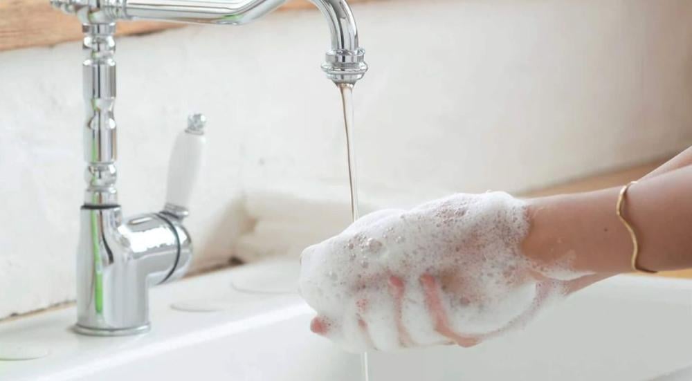 صابون يدين سائل للتنظيف والترطيب