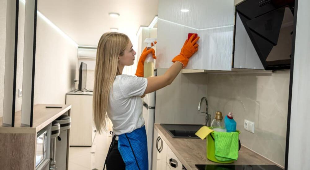 Cleaning the kitchen from grease