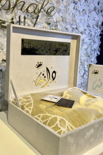 بوكس مخملي يشمل سجاده تركي ذهبي +مصحف حجم المعتاد...