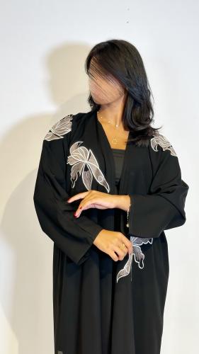 عباية مزينة بتطريز الورد في الاكتاف . 1135