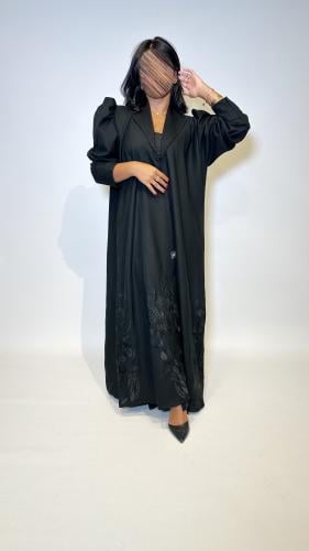 عباية مزينة بتطريز الورد في الحاشية باللون الاسود . 1140