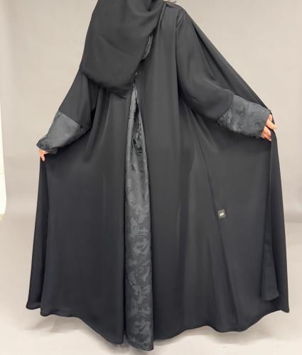 عباية سوداء مزينة بقماش مشجر مميز . 1181