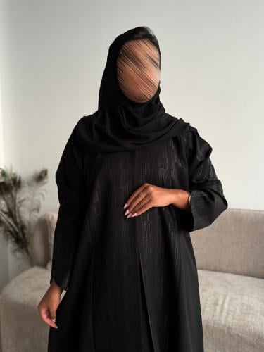 عباية سوداء مزينة بقماش مشجر  . 1199
