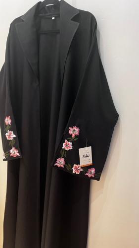 عباية رسمية مزينة بتطريز الورد. 1208