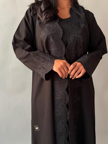 عباية مزينة بدانتيل اسود الاطراف. 1200
