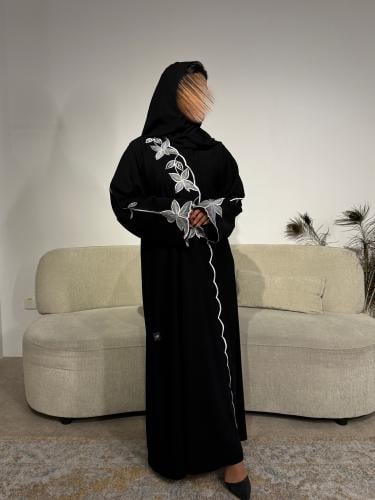 عباية سوداء مطرزة باللون الابيض . 1159