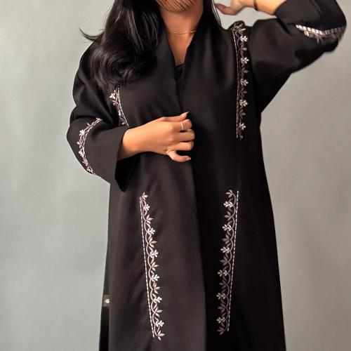 عباية مزينة بالتطريز. 1206