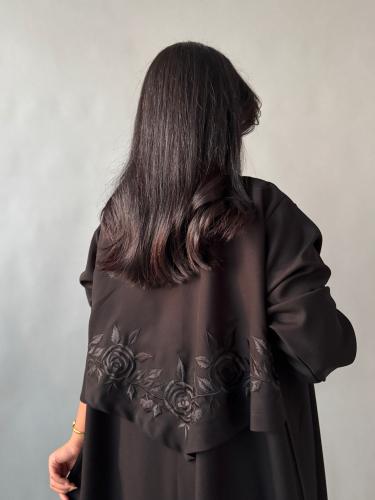 عباية مزينة بتطريز مميز في الخلف. 1204