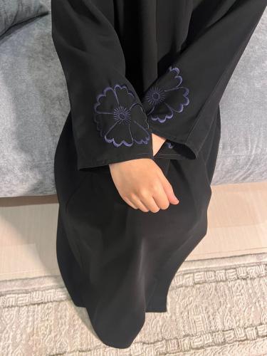 عباية بناتي مزينة بالتطريز في الكم. 1174