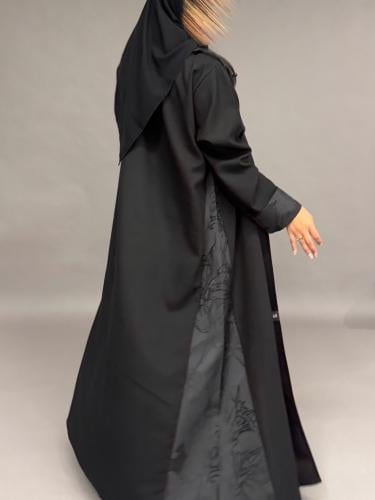 عباية سوداء مزينة بقماش مشجر مميز . 1187