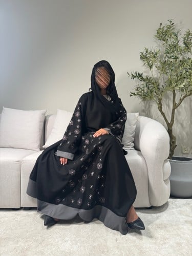 عباية مزينة بتطريز الورد في الكم و الجانب مع حاشية باللون الرصاصي. 1136