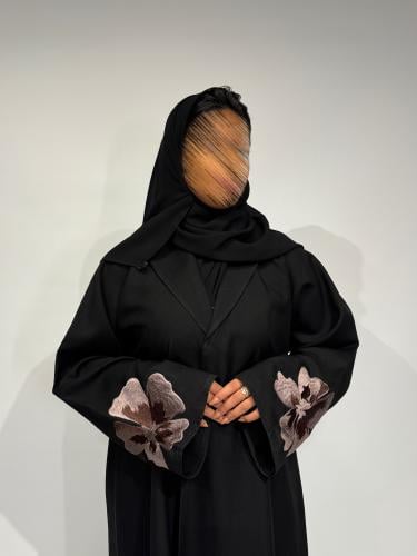 عباية سوداء مزينة بتطريز وردة في الكم. 1161