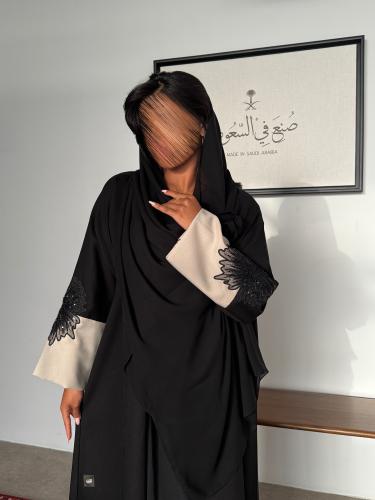 عباية مزينة بكم ابيض و شك مميز. 1189