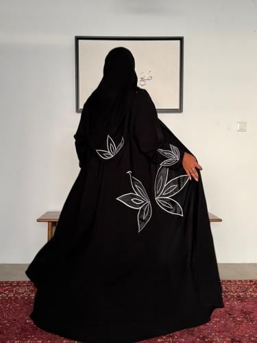 عباية مزينة بتطريز الورد المميز. 1194