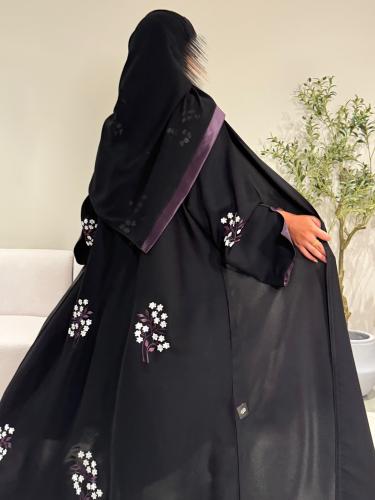 عباية سوداء ، مزينة بتطريز بالابيض و البنفسجي . 1148