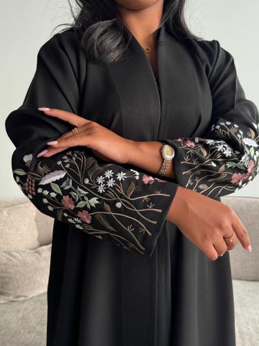 عباية مطرزة بكم مميز. 1196