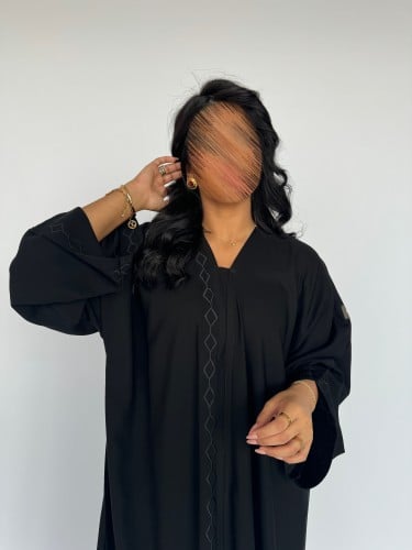 عباية قصة عادية مزينة بتطريز اسود. 1124