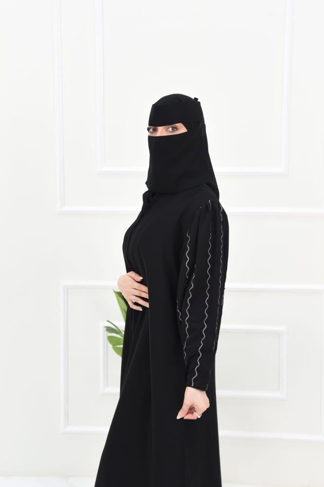 عباية تطريز ذهبي بالاكمام