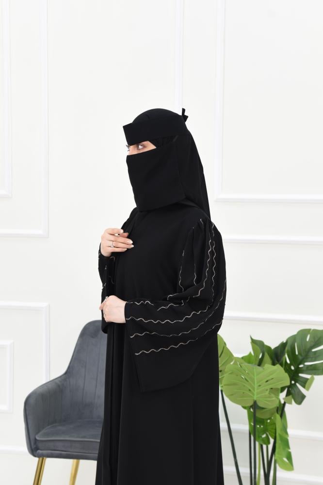 عباية تطريز ذهبي بالاكمام