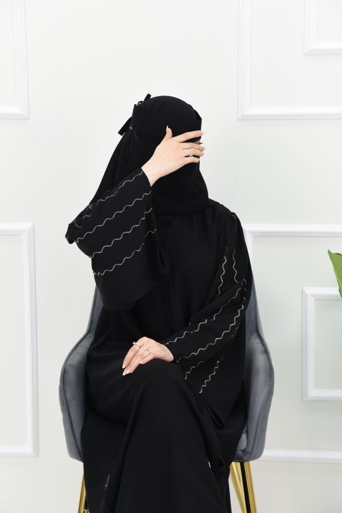 عباية تطريز ذهبي بالاكمام