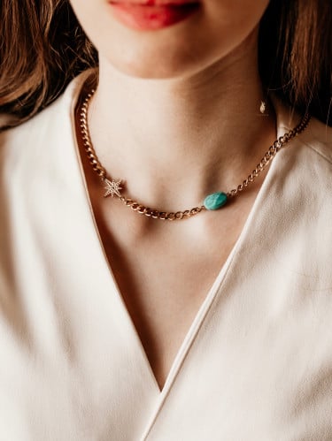 عقد مطلي بالروديوم بقطعة من حجر الأزرق