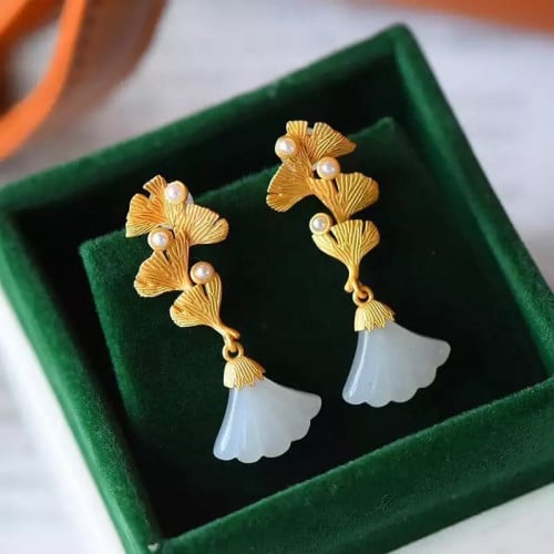 حلق مطلي بالروديوم مرصع بقطع اللولو الصناعي