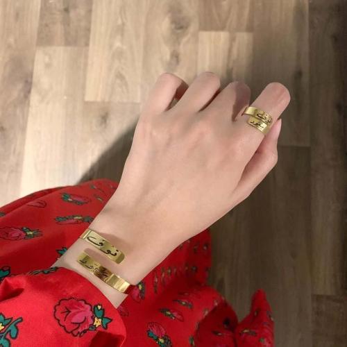 خاتم  مع سواره بالاسم لون ذهبي تصميم كلاسيكي فاخر