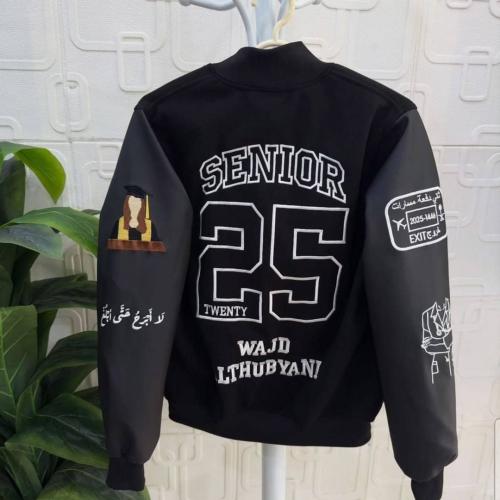 جاكيت سينيور أسود مطرز بالاسم من رومكس بتصميم أنيق وعصري اطلب الان