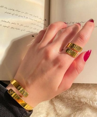 أسواره يدين ماسكين بعض نحت مع خاتم بالاسم