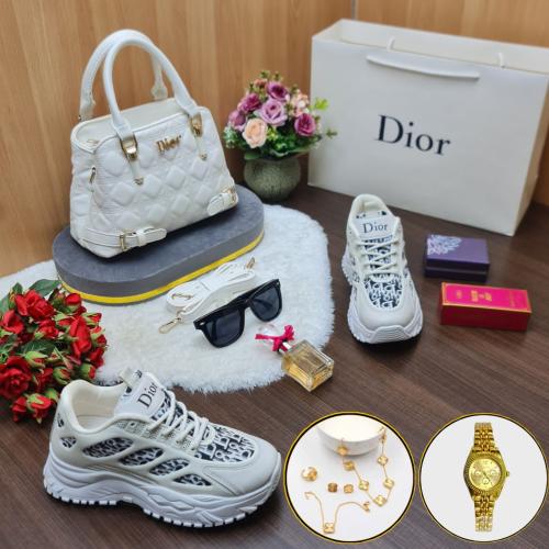 بوكس نسائي فاخر مكون من مجموعه اكسسوارات مع شوز وشنطه