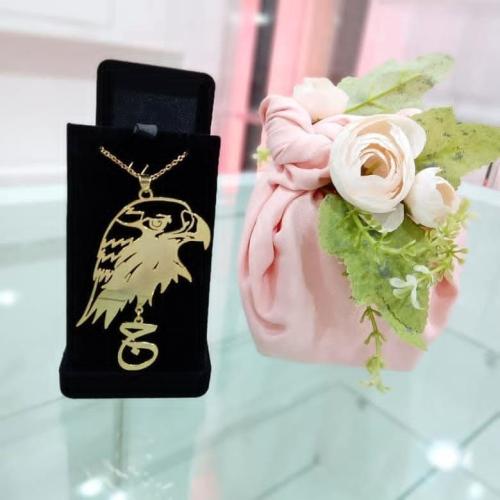 تعليقة سيارة بنحت الاسم وراس الصقر