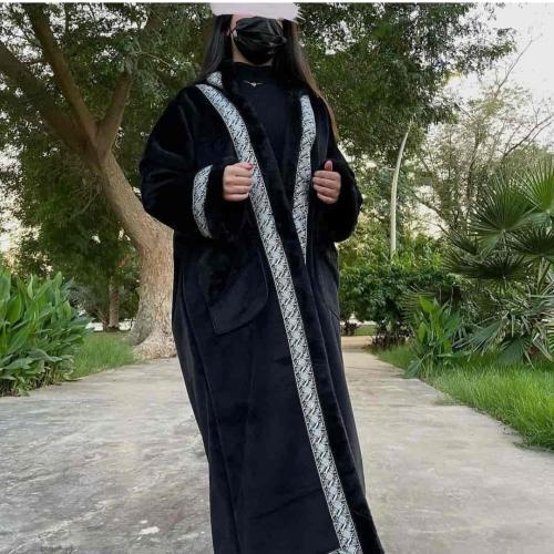 فروه نسائي لون اسود مبطنة بفرو ناعم اسود