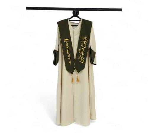 عبايات التخرج لعام 2025 بتطريز الاسم تصميم فاخر وخامات عالية الجودة