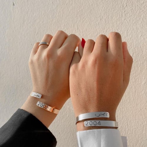 اسوارة بالاسم والتاريخ للرجال والنساء لون فضي