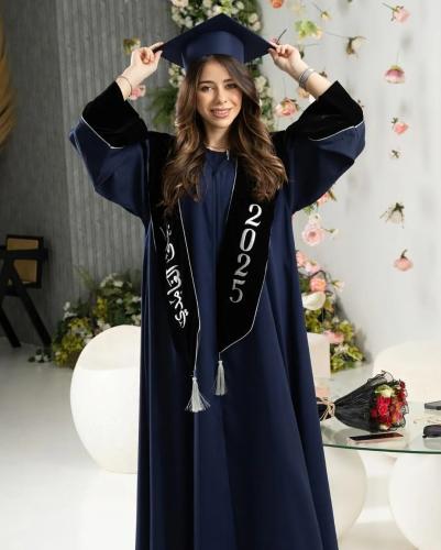 عباية تخرج لون كحلي مع وشاح لون اسود وتطريز فضي