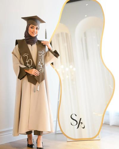 عباية تخرج مخصصة بالاسم بلون بيج مصممة بأناقة مع تطريز فاخر تسوق الآن