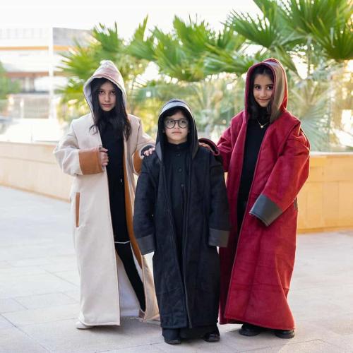 فروات شتوية للأطفال بتصميم السدو مطرزة بأسماء مع ألوان جذابة من رومكس