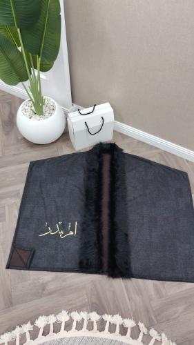 فروات نسائية فاخرة بتطريز الاسم حسب الطلب