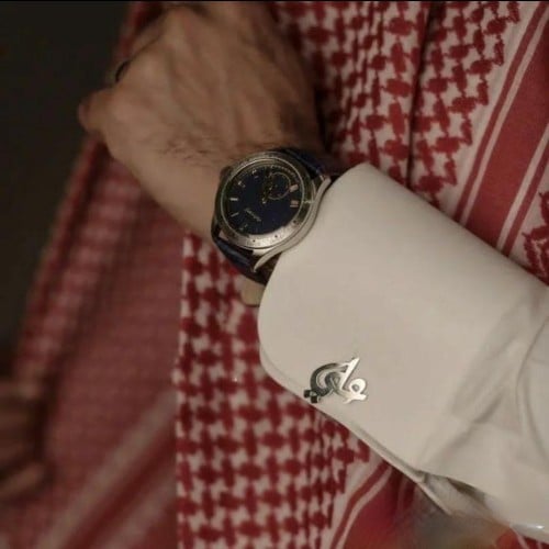 كبك رجالي فضي بزخارف كلاسيكية بالاسم