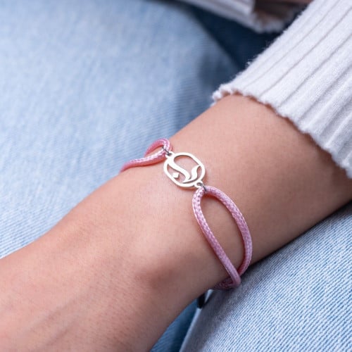 أسوارة خيط وردي بحرف مخصص | تصميم أنثوي فاخر