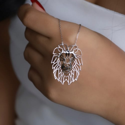 سلسلة الأسد الأنيقة باللون الفضي (N131) .