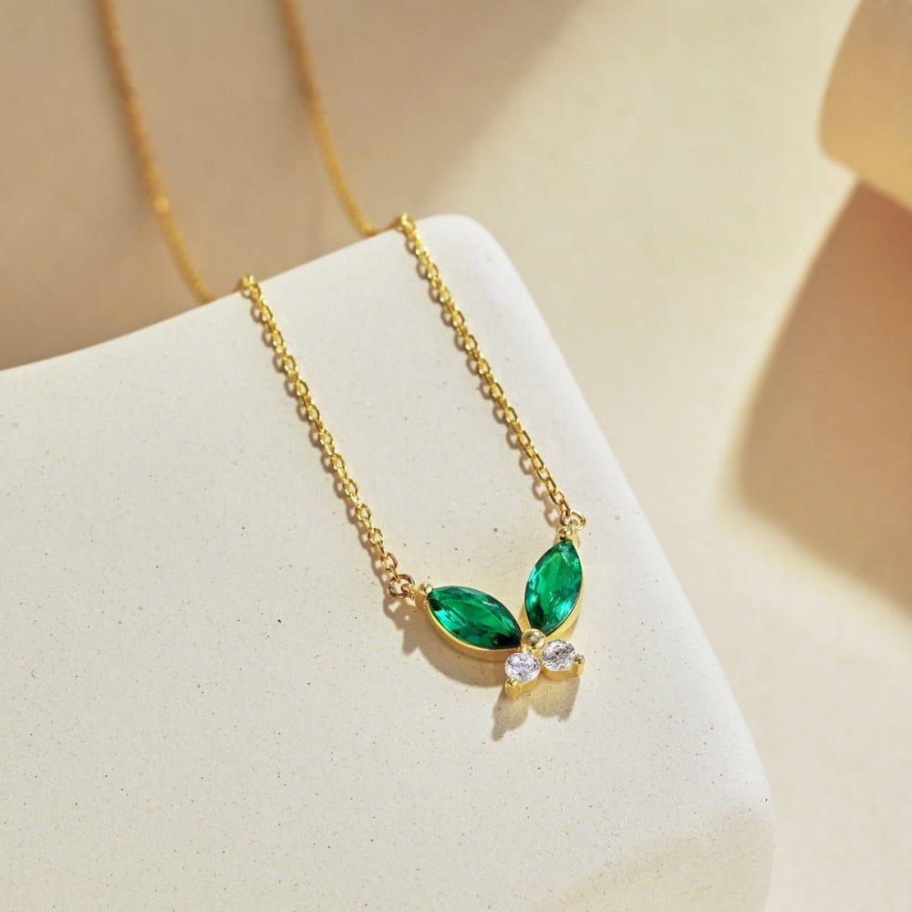 سلسلة الفراشة  الأنيقة باللون الذهبي (N834) .