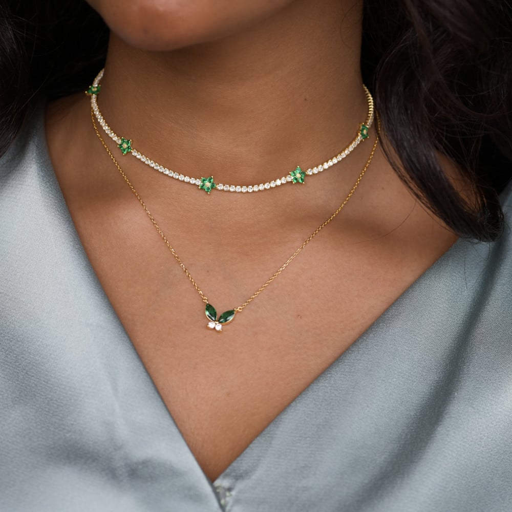 سلسلة الفراشة  الأنيقة باللون الذهبي (N834) .