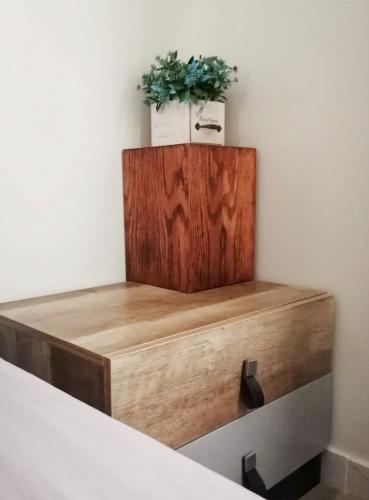 حصالة للأموال من الخشب بالامكان توفيرها بألوان مختلفة مقاس 25*25*25