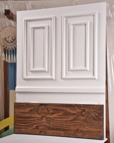 جدارية رومانية ذكية جزء منها خشبي و درج ٦٠ في ٨٠  اللون اوف وايت