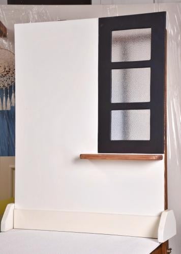 جدارية مودرن ابيض مع نافذة زجاجية جانبية اطارها باللون الاسود مع رف خشبي  لتصوير منتجات النظافة والعطور والكريمات وغيرها الكثير من المنتجات مقاس ٦٠ في ٨٠ وبالامكان توفيرها بعدة احجام وألوان