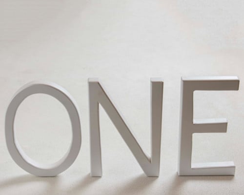 كلمة ONE خشبية نحيفة ابيض