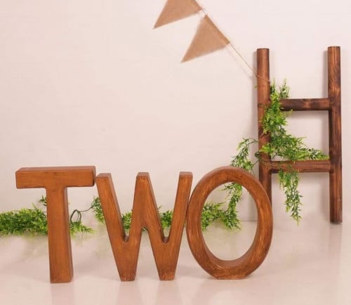 كلمة two خشبية نحيفة بني